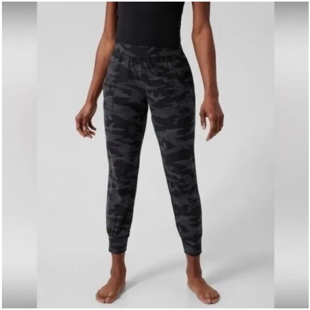 Athleta salutation stash jogger